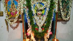 ಆಂಜನೇಯ ಭಾವಚಿತ್ರಕ್ಕೆ ಟೋಪಿ ಹಾಕಿ ಸೆಲ್ಫಿ, ಘಟನೆಯಿಂದ ಬಿಗುವಿನ ವಾತಾವರಣ