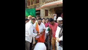 ಜೋಳಿಗೆ ಒಡ್ಡಿ ಹಣ ಹಾಕಿ ಎಂದ ಗೋಕಾಕ್ ಜೆಡಿಎಸ್ ಅಭ್ಯರ್ಥಿ!