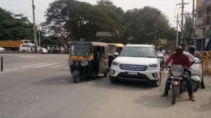 ಡಿಸಿಎಂ ಬಂದ್ರು ದಾರಿ ಬಿಡಿ; ನಾರಾಯಣ ನಾರಾಯಣ! 