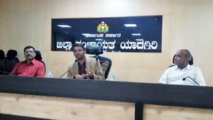 ವಾಡಿ-ಗದಗ ರೈಲು ಯೋಜನೆ, ರೈತರ ಜಮೀನಿಗೆ 17 ಲಕ್ಷ ಪರಿಹಾರ