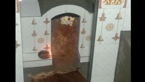 ಗೋಡೆಯಲ್ಲಿ ಉದ್ಭವವಾದ ದೇವಿ! ಜನ ಮರುಳೋ ಜಾತ್ರೆ ಮರುಳೋ...