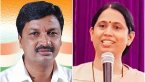 ಲಕ್ಷ್ಮೀ ಕಾಲಿಗೆ ಬಿದ್ದು ರಮೇಶ್ ಜಾರಕಿಹೊಳಿ ಮಂತ್ರಿಯಾಗಿದ್ರಾ? 
