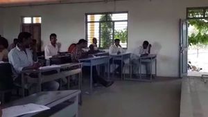 10 ಸಾವಿರ ಕೊಟ್ಬಿಡಿ, ಬೇಕಾದ ಹಾಗೆ ಕಾಪಿ ಮಾಡ್ಕೊಳಿ...