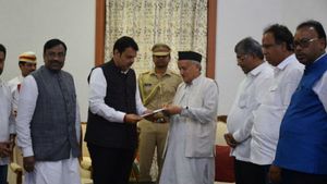 ಮಹಾರಾಷ್ಟ್ರ: ಮುಖ್ಯಮಂತ್ರಿ ಸ್ಥಾನಕ್ಕೆ ಫಡ್ನವೀಸ್ ರಾಜೀನಾಮೆ