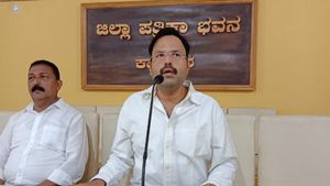  ‘ನೆರೆ ಪರಿಹಾರದ ಅನುದಾನದಲ್ಲಿ ಶಾಸಕಿಗೆ ಕಮಿಷನ್’; ಆನಂದ್ ಅಸ್ನೋಟಿಕರ್ ಆರೋಪ