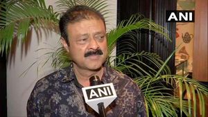 ನಾರಾಯಣಗೌಡರ ಮೇಲೆ ಚಪ್ಪಲಿ ಎಸೆದ ಜೆಡಿಎಸ್ ಕಾರ್ಯಕರ್ತರು 