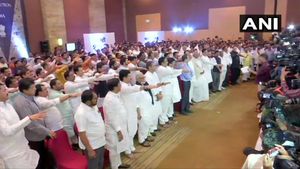ಮಹಾರಾಷ್ಟ್ರದಲ್ಲಿ ರಾಜ್ಯಪಾಲರ ವಿರುದ್ಧವೇ ಸಮರ ಸಾರಿದ ಮಿತ್ರಪಕ್ಷಗಳು!  