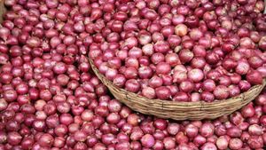 ನೂರಾರು ಕೆ.ಜಿ ಈರುಳ್ಳಿಯನ್ನು ದಾನ ಮಾಡಿದ ಕಲಿಯುಗ ಕರ್ಣ