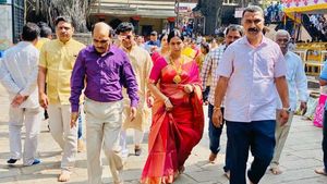 ಮಹಾಲಕ್ಷ್ಮಿಗೆ ಡೈಮಂಡ್ ಮಿಶ್ರಿತ ಚಿನ್ನದ ಹಾರ ಸಮರ್ಪಿಸಿದ ಲಕ್ಷ್ಮಿ!