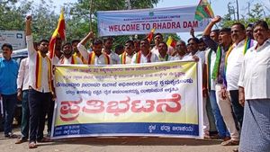 5 ಜಿಲ್ಲೆಗಳ ಜೀವನಾಡಿ ಭದ್ರಾ ಜಲಾಶಯದ ಕಳಪೆ ಕಾಮಗಾರಿಗೆ ರೈತರ ವಿರೋಧ