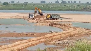  ರಾಯಚೂರು; ಅಕ್ರಮ ಮರಳು ದಂಧೆಗೆ ಬರಿದಾಗುತ್ತಿದೆ ಕೃಷ್ಣಾ ನದಿಯೊಡಲು, ಲೂಟಿಕೋರರಿಗೆ ಜನಪ್ರತಿನಿಧಿಗಳ ಸಾಥ್