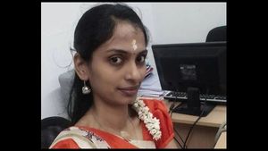 ಎಐಎಡಿಎಂಕೆ ಫ್ಲ್ಯಾಗ್‌ಪೋಲ್‌ ತಪ್ಪಿಸಲು ಹೋಗಿ ಟ್ರಕ್ ಅಡಿಗಾದ ಯುವತಿ 