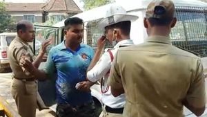 ಬೆಳಗಾವಿಯಲ್ಲಿ ಟ್ರಾಫಿಕ್ ಪೊಲೀಸ್ ಮೇಲೆ ಚಾಲಕನಿಂದ ಹಲ್ಲೆ 