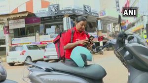 ಜೋಮ್ಯಾಟೋ ವಿತರಕಿಗೆ ಕಾಂಗ್ರೆಸ್ ಕೊಟ್ಟಿತಲ್ಲ ಮಹಾನಗರ ಪಾಲಿಕೆ ಟಿಕೆಟ್! 