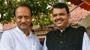 ಫಡ್ನವಿಸ್ ಪಕ್ಕ ಕೂತು 'ಹವಾಮಾನ' ಚರ್ಚೆ ನಡೆಸಿದ ಅಜಿತ್ ಪವಾರ್