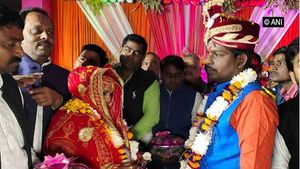 ಮದುವೆಯಲ್ಲಿ ಈರುಳ್ಳಿ ಹಾರ ಬದಲಿಸಿಕೊಂಡ ವಧುವರರು!