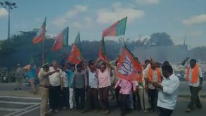  ಮಾಜಿ ಸಿಎಂ ಎಚ್ಡಿಕೆ ಕ್ಷೇತ್ರದಲ್ಲಿ ಸಿಹಿ ಹಂಚಿದ ಬಿಜೆಪಿ ಕಾರ್ಯಕರ್ತರು