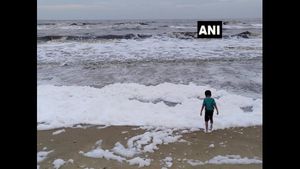 ಕೆರೆಯಲ್ಲ ಈ ಬಾರಿ ಸಮುದ್ರದಲ್ಲೇ ಉಕ್ಕುತಿದೆ ವಿಷಕಾರಿ ನೊರೆ! 