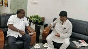 ತುರ್ತಾಗಿ ಹುಬ್ಬಳ್ಳಿಯಲ್ಲಿ ಇಳಿದ ಎಚ್‌ಡಿಕೆ; ಡಿಕೆಶಿ ಭೇಟಿ! 