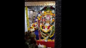 ಪೂಜಾರಿಯೇ ದೇವರು, ಭಕ್ತರೇ ಇಲ್ಲಿ ಪೂಜಾರಿಯ ದಾರಿಗೆ ಹಾಸು! 