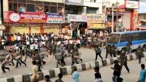 ತೆಲಂಗಾಣ ಪಶುವೈದ್ಯೆ ಅತ್ಯಾಚಾರ ಆರೋಪಿಗಳ ಮೇಲೆ ಕಲ್ಲು ತೂರಾಟ: ವಿಡಿಯೋ