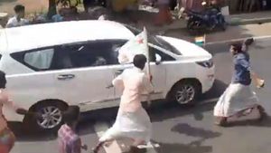 ಕೇರಳದಲ್ಲಿ ಸಿಎಂ ಯಡಿಯೂರಪ್ಪ ಕಾರಿಗೆ ಮುತ್ತಿಗೆ