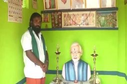 ಮೋದಿ ಮೆಚ್ಚಿ ಗುಡಿ ಕಟ್ಟಿದ ತಮಿಳುನಾಡು ರೈತ