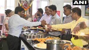 ಕೇವಲ 10 ರೂ.ಗೆ ಊಟ: ಯೋಜನೆ ಜಾರಿಗೊಳಿಸಿದ ಶಿವಸೇನಾ