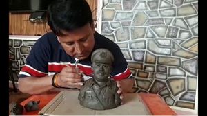 ವಿಶ್ವನಾಥ ಸಜ್ಜನರ್ ಪುತ್ಥಳಿ ನಿರ್ಮಿಸಿ ಅಭಿನಂದನೆ ಸಲ್ಲಿಸಿದ ಕಲಾವಿದ