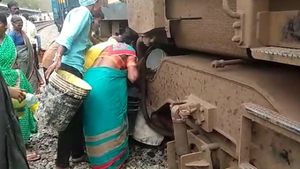  ರೈಲು ಇಂಜಿನ್ ನಿಂದ ಇಂಧನ ಸೋರಿಕೆ: ಡಿಸೇಲ್ ತುಂಬಿಕೊಳ್ಳಲು ಮುಗಿಬಿದ್ದ ಜನ
