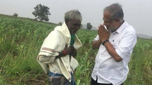 ಜಮೀನಿನಲ್ಲೇ ರೈತನಿಗೆ ಸನ್ಮಾನ ಮಾಡಿದ ಸಚಿವ ಸುರೇಶ ಕುಮಾರ್