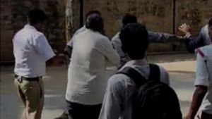  ನಡುರಸ್ತೆಯಲ್ಲೇ ಜಗಳ; ಕಾಲಿನಿಂದ ಒದ್ದ ಪೊಲೀಸ್ ಪೇದೆ