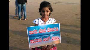 ಕಾರವಾರ ಕಡಲತೀರ ಉಳಿಸಲು ಮಾನವ ಸರಪಳಿ 