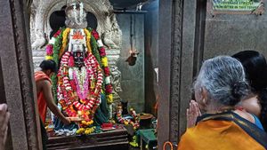 ಕೆಪಿಸಿಸಿ ಅಧ್ಯಕ್ಷ ಸ್ಥಾನ ಘೋಷಣೆಗೂ ಮುನ್ನ ಕಬ್ಬಾಳಮ್ಮಗೆ ಪೂಜೆ ಸಲ್ಲಿಸಿದ ಡಿಕೆಶಿ ತಾಯಿ