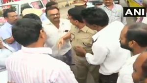 ಪೊಲೀಸರ ಅಪರೂಪದ ವರ್ಕಿಂಗ್ ಸ್ಟೈಲಿಗೆ ಬೇಸ್ತುಬಿದ್ದ ಪ್ರತಿಭಟನಾಕಾರರು 