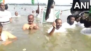 ರಾಜ್ಯಕ್ಕೆ ಮೂರು ರಾಜಧಾನಿ: ಇದ್ಯಾಕಪ್ಪಾ ನೀರಿನಲ್ಲಿ ನಿಂತ್ರು ಜನ? 