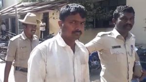 ಇಬ್ಬರು ಬೇಟೆಗಾರರ ಬಂಧನ, 41 ಸಜೀವ ನಾಡ ಬಾಂಬ್ ವಶ 