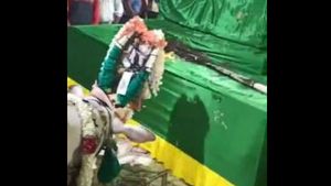 ವೀಡಿಯೋ ವೈರಲ್; ದರ್ಗಾಕ್ಕೆ ನುಗ್ಗಿ ಪೂಜೆ ಸ್ವೀಕರಿಸಿದ ಬಸವ