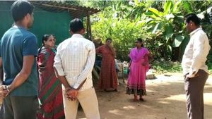  ರಾತ್ರಿಯಾದರೆ ಸಾಕು ಮನೆ ಮೇಲೆ ಬೀಳುತ್ತಿದೆ ಕಲ್ಲು; ಕಂಗಾಲಾದ ಕುಟುಂಬ
