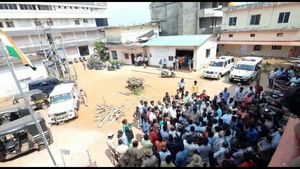 ಬುದ್ಧಿವಂತರ ಜಿಲ್ಲೆಯಲ್ಲೇ ಅಸ್ಪೃಶ್ಯತೆ! ಪಂಚಾಯತಿ ಮುಂದೆ ಚಟ್ಟ ಕಟ್ಟಿದ ದಲಿತರು
