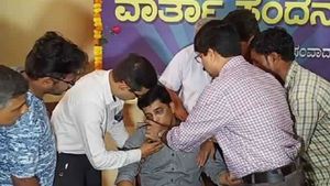 ವೇದಿಕೆಯಲ್ಲೇ ಪ್ರಜ್ಞೆ ತಪ್ಪಿದ ಕಾರವಾರ ಜಿಲ್ಲಾಧಿಕಾರಿ