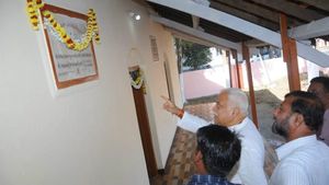  ಹಳಿಯಾಳದಲ್ಲಿ ಬಾಲ್ಯದ ಶಾಲೆ ಕಂಡು ಭಾವುಕರಾದ ದೇಶಪಾಂಡೆ