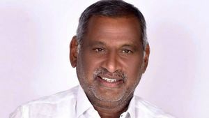 ಹಾಸನ ಜಿಲ್ಲಾ ಅರೋಗ್ಯ ಅಧಿಕಾರಿಗೆ ಗದರಿದ ಸಚಿವ ಮಾಧುಸ್ವಾಮಿ