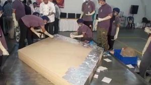  ಅಬ್ಬಬ್ಬಾ ಇಷ್ಟು ದೊಡ್ಡ ಕಾಜು ಕಟ್ಲಿ, ವೆಜ್ ಪಫ್ಸ್ ಎಲ್ಲಾದರೂ ನೋಡಿದ್ದೀರಾ?