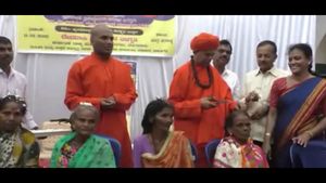  ಕೂದಲು ಕತ್ತರಿಸಿ ದೇವದಾಸಿ ಪದ್ಧತಿ ಬಗ್ಗೆ ಜಾಗೃತಿ ಮೂಡಿಸಿದ ಶರಣರು