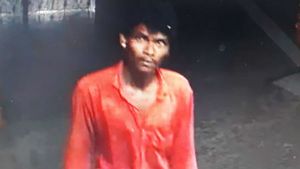 ದೇವಾಲಯದ ಕಾಣಿಕೆ ಡಬ್ಬ ಕದ್ದೊಯ್ದ ಕಳ್ಳರು: ಸಿಸಿ ಕ್ಯಾಮರಾದಲ್ಲಿ ಸೆರೆ
