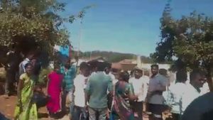  ಚಿಕ್ಕಮಗಳೂರು; ಗ್ರಾ.ಪಂಚಾಯಿತಿ ಕಚೇರಿ ಮುಂದೆಯೇ ಹೊಡೆದಾಟ