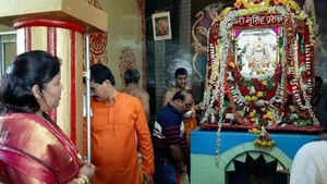  ಜಾಕೆಟ್ ಧರಿಸಿದವರಿಗೆ ಮಾತ್ರ ದರ್ಶನ ಭಾಗ್ಯ; ನಡುಗಡ್ಡೆಗೆ ದೋಣಿಯಲ್ಲಿ ಪ್ರಯಾಣಿಸಿದ ಭಕ್ತರು