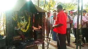 ಚನ್ನಪಟ್ಟಣದಲ್ಲಿ 'ಶನಿಮಹಾತ್ಮನ' ಎತ್ತಂಗಡಿಗೆ ಮುಂದಾದ ಅಧಿಕಾರಿಗಳು 