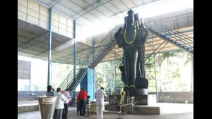  ಉಡುಪಿಯ 23 ಅಡಿ ಏಕಶಿಲಾ ಶನಿ ವಿಗ್ರಹಕ್ಕೆ ಭಕ್ತರಿಂದ ಎಳ್ಳೆಣ್ಣೆ ಅಭಿಷೇಕ